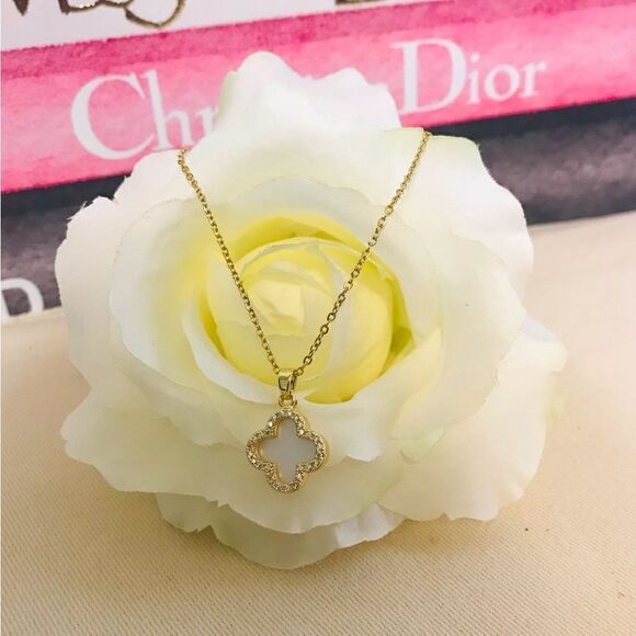 Clover Necklace Mother pearl(WHITE) - Picture 4 of 5